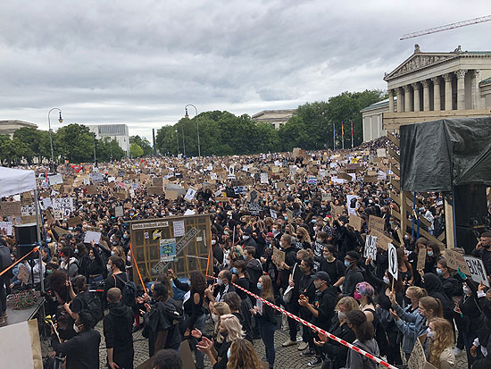Abstand halten war unmöglich: rund 25.000 Demonstranten statt der angemeldeten 200 auf dem Königsplatz bei der Demonstration „Silent Protest – Sag Nein zu Rassismus“ (©Foto: Martin Schmitz)
